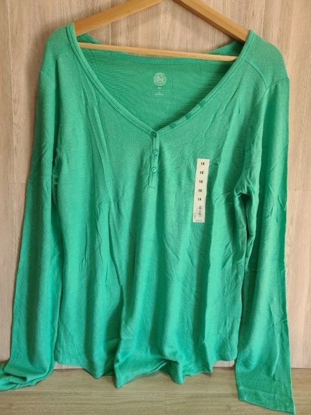 SO Womens 1X Green Henley Shirt Long Sleeve V Neck Lightweight Top NWT Plus Size